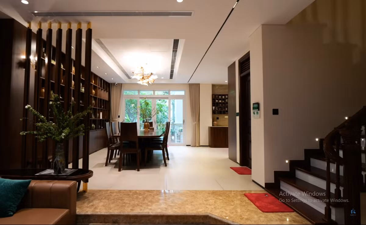 Đối diện phòng khách và khu vực bếp và bàn ăn. Do được tôn nền cao nên tại khu vực phòng ăn có thể nhìn bao quát phòng khách và khuôn viên vườn bên ngoài.