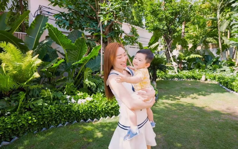 Các loại cây trong vườn vừa tạo bóng mát vừa tăng độ tươi xanh cho căn nhà.
