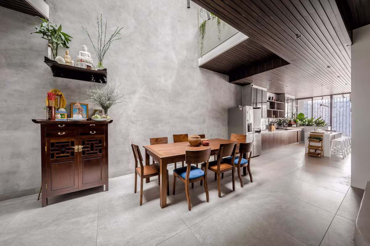 Phần 2 của cầu thang từ tầng 3 lên tới sân thượng được đưa vào giữa nhà chỉ để sinh hoạt nội bộ của gia đình.