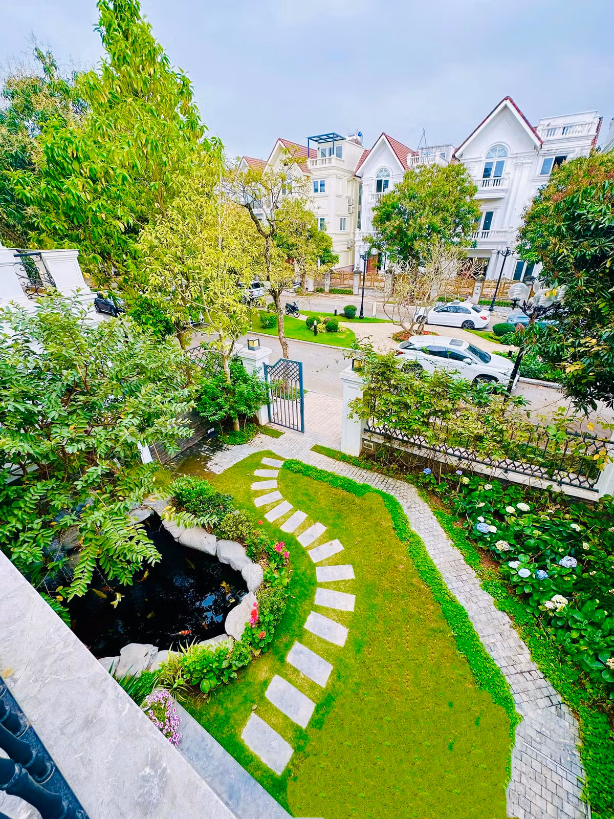 Ngôi nhà có diện tích 450 m2 sàn và 150 m2 sân vườn.