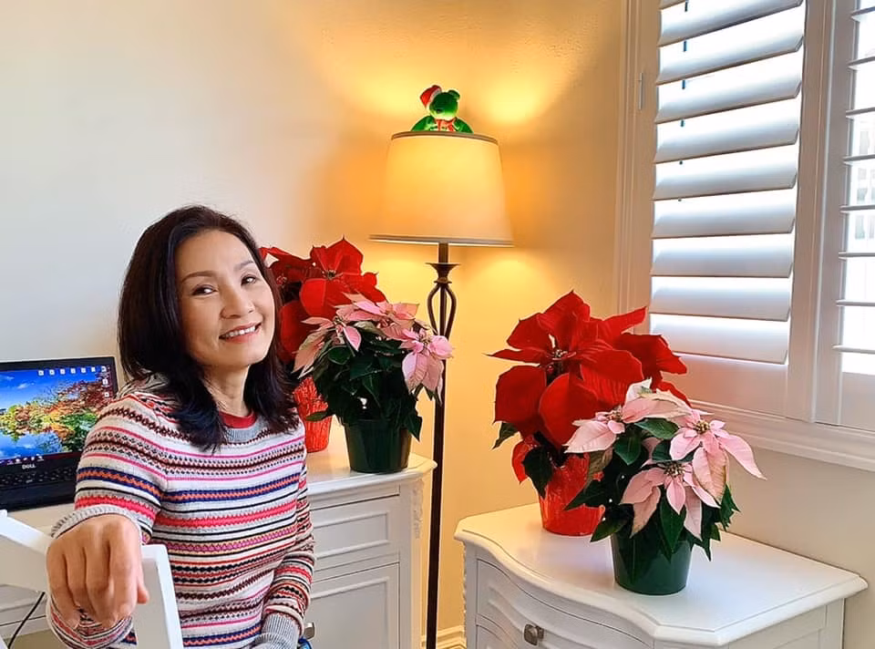 Bên trong, nghệ sĩ Hồng Đào cũng trang trí nhiều hoa tươi cho không gian thêm sinh động. Nguồn ảnh: FBNV