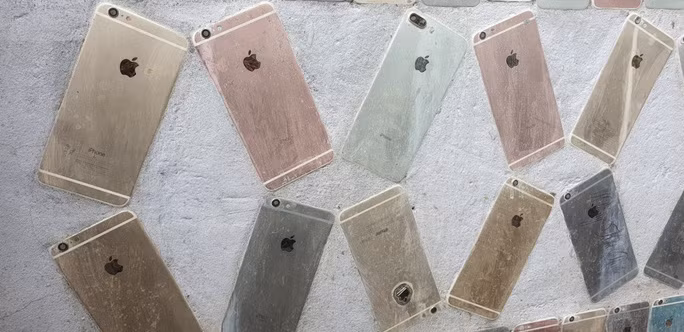 Trong khi đó, nếu tường rào này ốp bằng gạch thì tốn khoảng vài chục triệu đồng. Ảnh: Nlđ