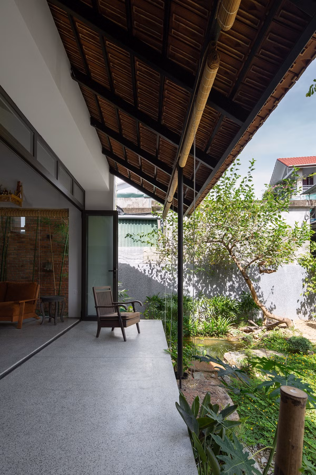 Từ mong muốn của gia chủ, nhóm thiết kế hình thành ý tưởng về không gian đa tầng, lan tỏa từ ngoài vào trong và từ trong ra ngoài.