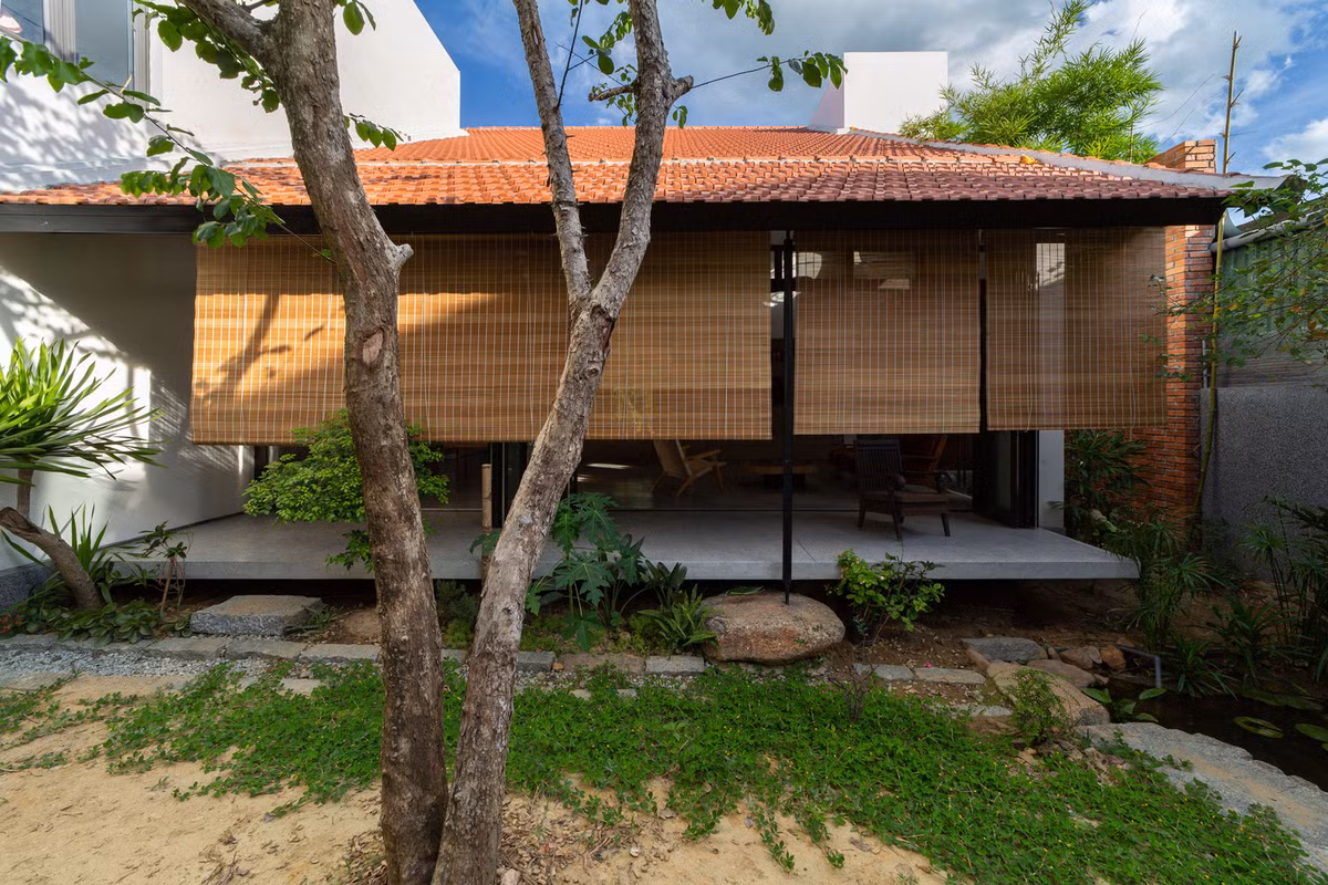 Trên khu đất có một vài cây xanh đã ở đó từ lâu và cần được giữ lại, đây cũng là nhiệm vụ quan trọng với kiến trúc sư.