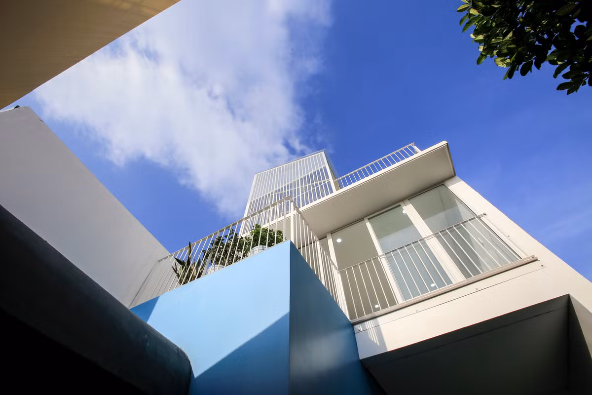 Đến tầng ba, cả hai mặt trước sau ngôi nhà đều có ban công để phơi đồ và làm bể chứa nước.