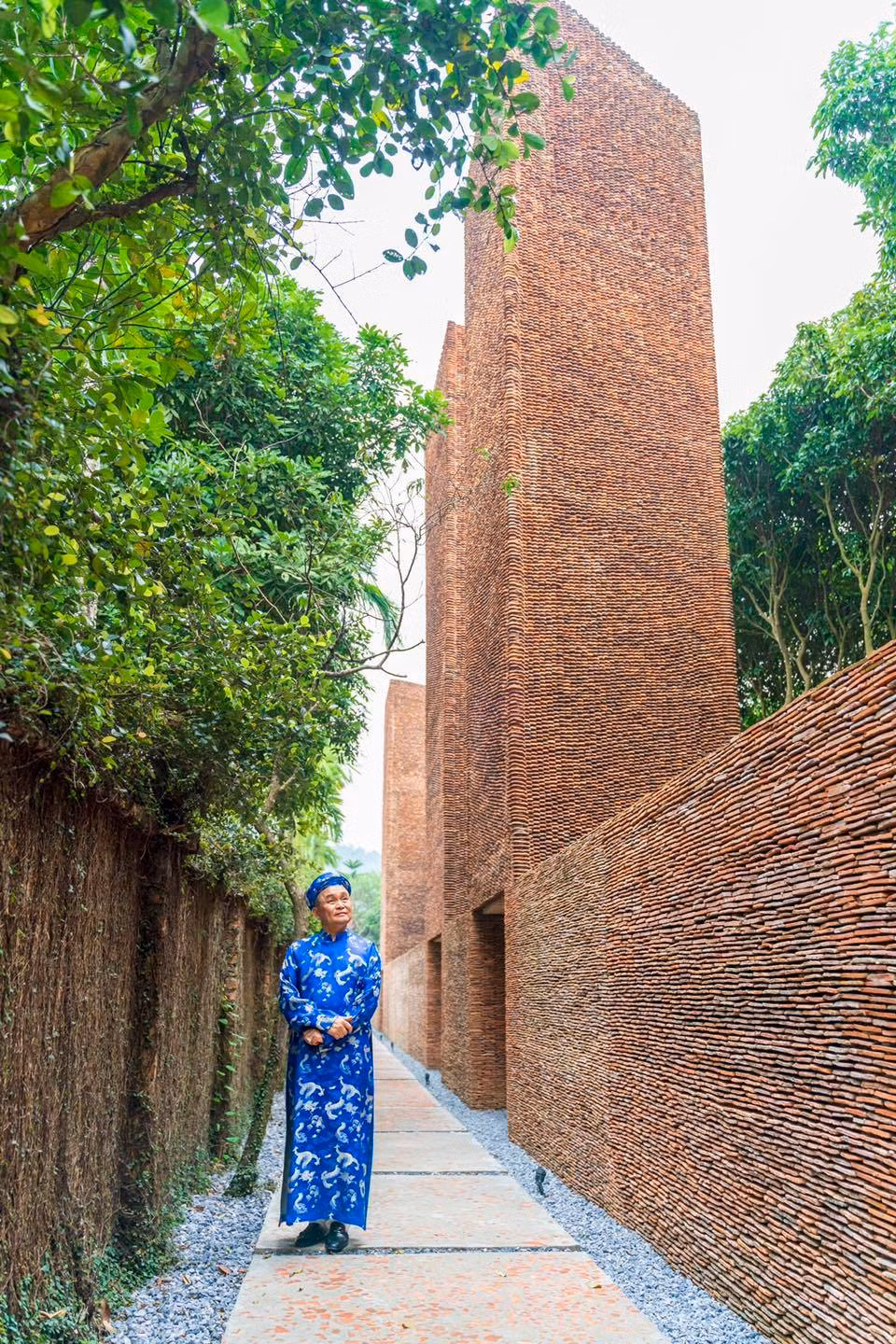 Bên ngoài căn nhà được bao quanh bởi tường gạch, mái ngói, cửa gỗ.