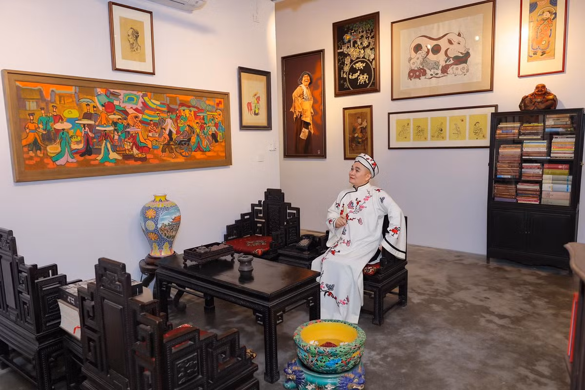 Nội thất bên trong toàn gỗ quý, được bài trí theo phong cách hoài cổ.