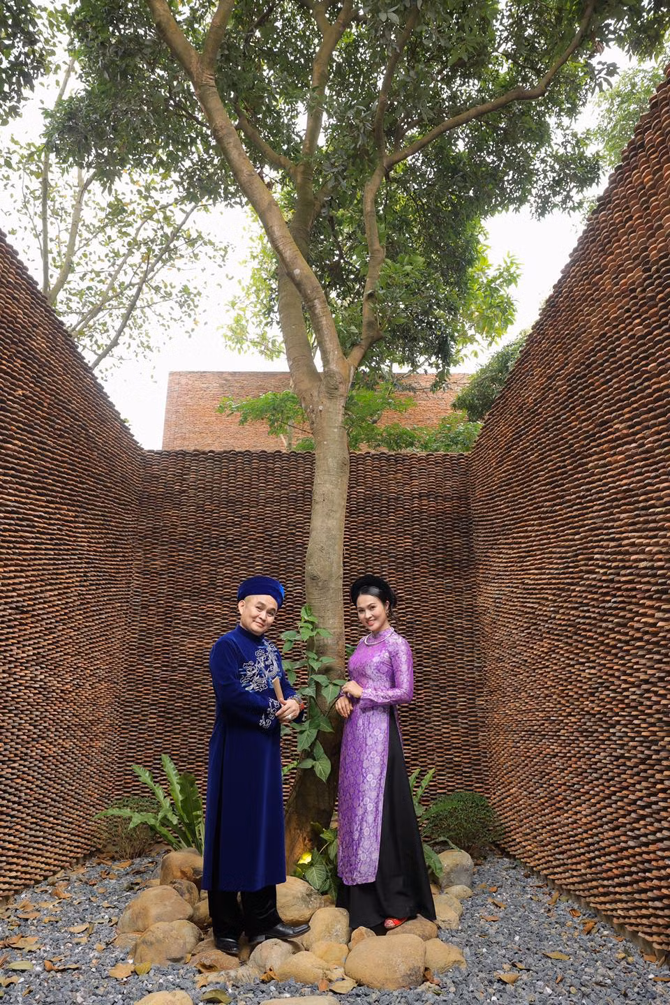 Sân vườn ngập tràn cây xanh.