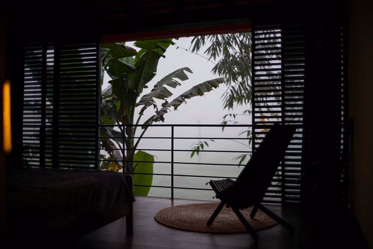 Để khắc phục tình trạng ô nhiễm tiếng ồn và khói bụi, kiến trúc sư đưa ra giải pháp thụt lùi khối nhà, xa mặt đường hơn so với lúc ban đầu.
