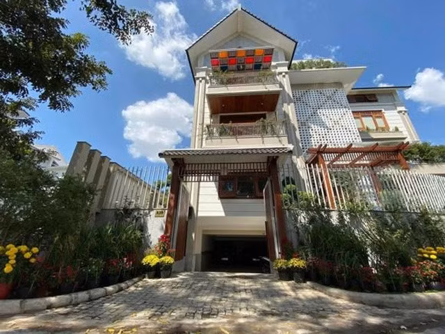 Sau kết hôn, vợ chồng Quý Bình dọn về sống tại căn biệt thự ở Quận 7, TP HCM. Căn nhà được diễn viên Quý Bình xây từ năm 2019 để chuẩn bị cho cuộc sống hôn nhân. Ảnh: FBNV