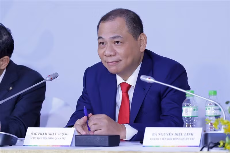 Thứ hạng của tỷ phú Phạm Nhật Vượng tăng mạnh nhưng cũng nhanh chóng đảo chiều do cổ phiếu VinFast đang được niêm yết trên sàn Nasdaq (Mỹ). Cổ phiếu VinFast đã tăng mạnh lên 37 USD ngay phiên giao dịch đầu tiên, giúp ông Phạm Nhật Vượng lần đầu tiên lọt vào top 16 người giàu nhất thế giới. Ảnh: Vietnamnet