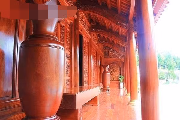 Căn nhà có 7 gian gỗ lim, cao 11 mét, gồm 16 cột cái bằng gỗ lim nguyên khối với đuờng kính 45 cm. Ảnh: Giadinhvietnam
