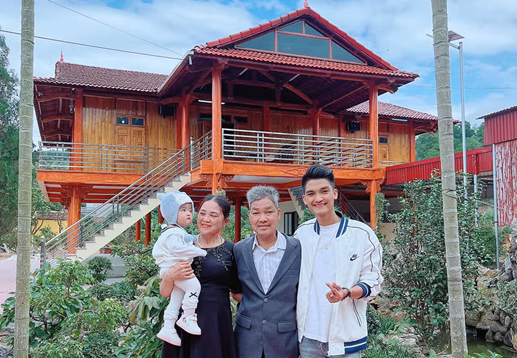 Dù ở nhà thuê nhưng nam danh hài đã xây tặng bố mẹ ngôi nhà khang trang, rộng rãi tại quê nhà Hải Dương.