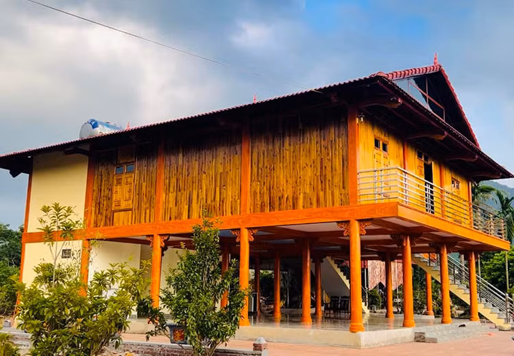 Thiết kế dạng nhà sàn, ngôi nhà của bố mẹ Mạc Văn Khoa được đánh giá là "to nhất làng" với tổng diện tích 380 m2.