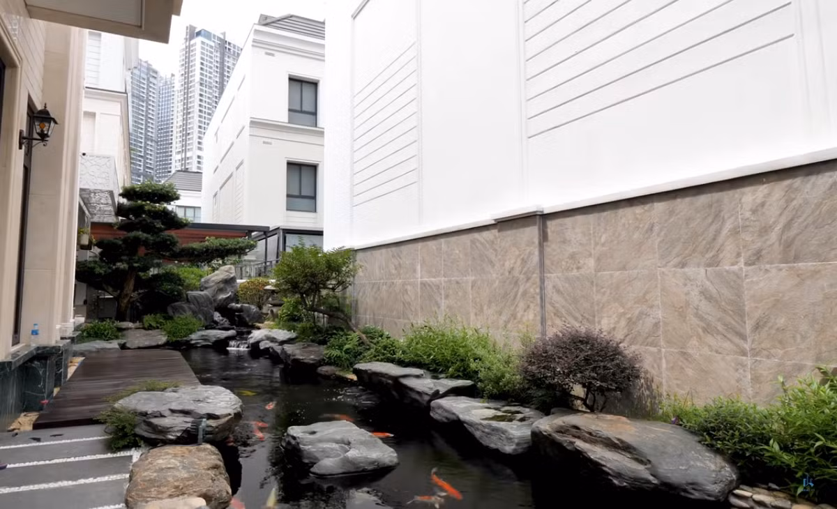 Căn nhà có diện tích khu đất 320m2, diện tích xây dựng khoảng 130m2, còn lại là không gian dành cho sân vườn và tiểu cảnh.