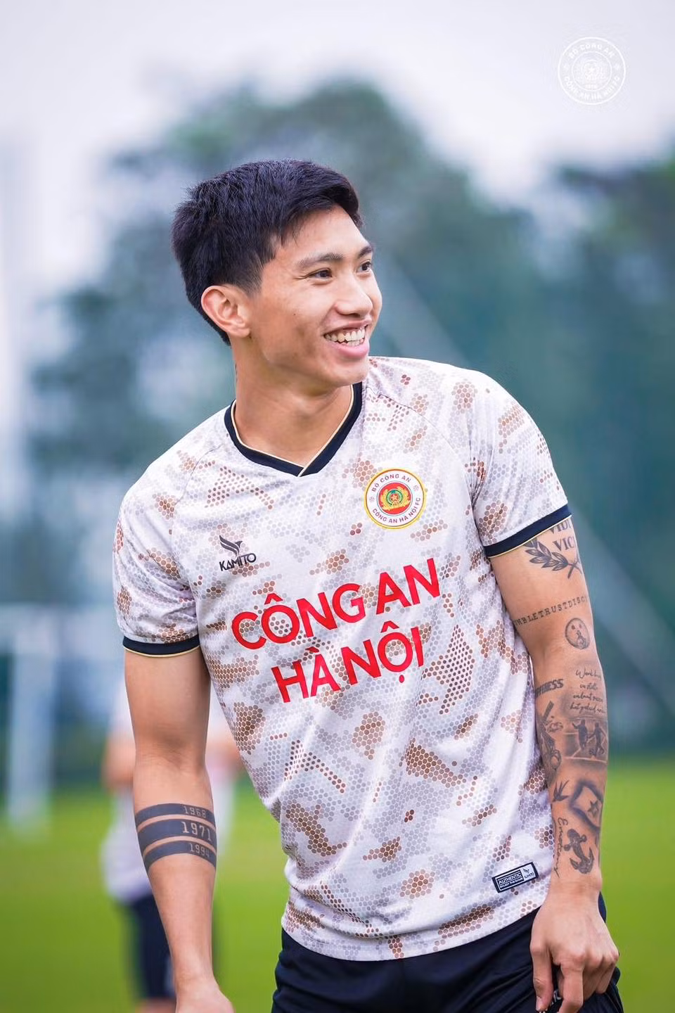 Ngoài thi đấu trên sân cỏ, Đoàn Văn Hậu còn đầu tư kinh doanh. Nam cầu thủ có một thương hiệu thời trang riêng, thiết kế nhiều sản phẩm mang tên mình và tự làm mẫu cùng bạn gái Doãn Hải My.