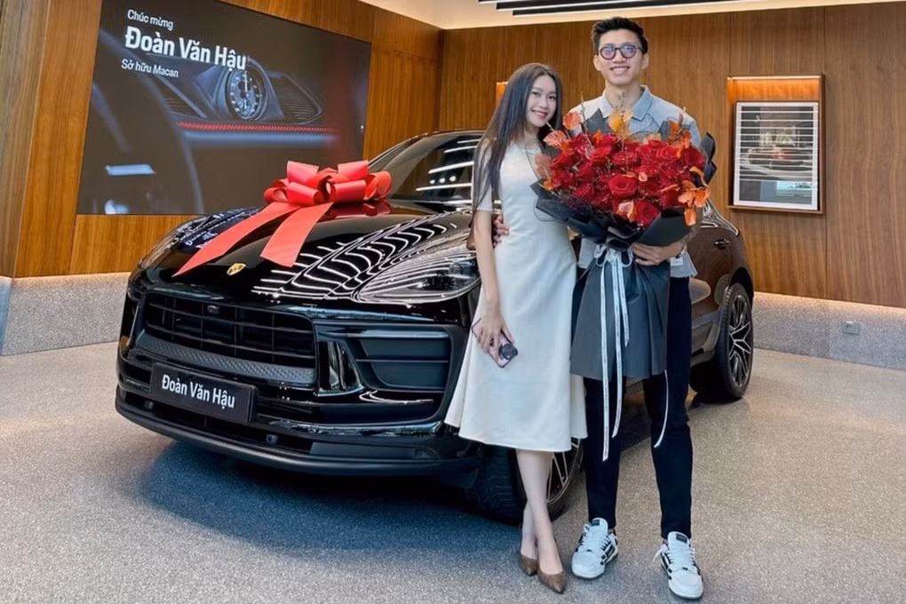 Tháng 5/2023, Đoàn Văn Hậu và bạn gái Doãn Hải My khoe xe sang mới tậu 5 tỷ đồng khiến nhiều khán giả trầm trồ.