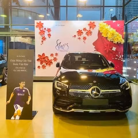 Năm 2020, Đoàn Văn Hậu mua Mercedes-Benz GLC 300 trị giá khoảng 2,57 tỷ đồng.
