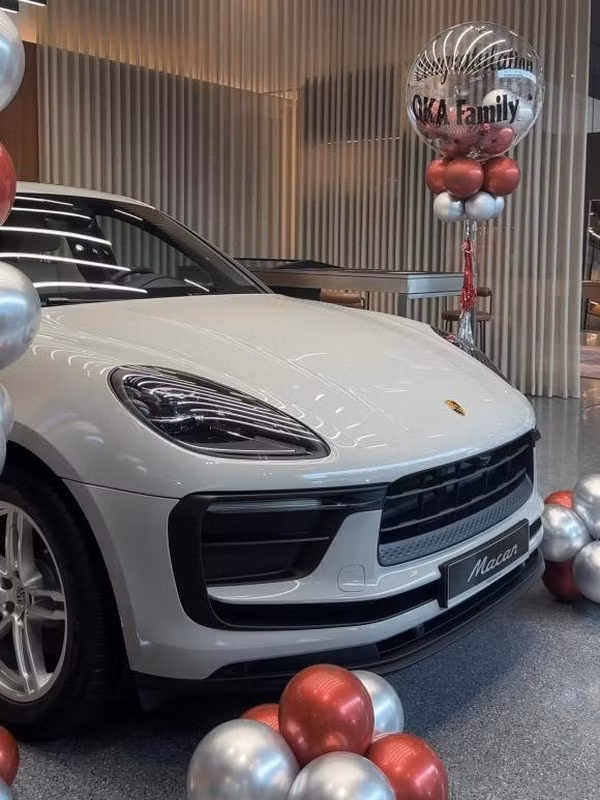 Đó là chiếc Porsche Macan thuộc dòng xe sang, nhập nguyên chiếc về Việt Nam với giá từ 2,9 - 4,7 tỷ đồng tùy phiên bản. Kiều Anh cho biết tậu xe để phục vụ cho những chuyến đi chơi xa của gia đình. Ảnh: FBNV