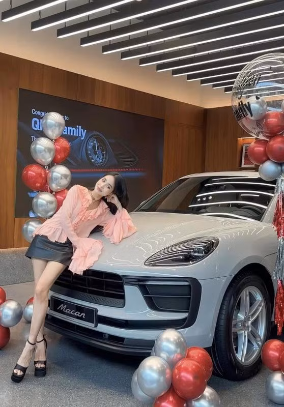 Không chỉ mua sắm thoáng tay, cách đây không lâu, ca nương Kiều Anh khoe mua siêu xe thứ 2 khiến dân mạng trầm trồ. Ảnh: FBNV