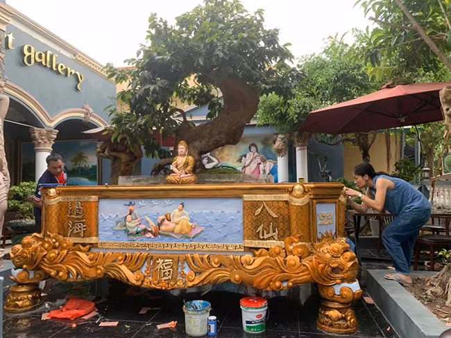Trước đó, một đại gia Quảng Ninh cũng dát vàng cho chậu mai vàng Yên Tử giá “triệu đô” thu hút sự chú ý của giới chơi cây cảnh. Ảnh: Dân Việt