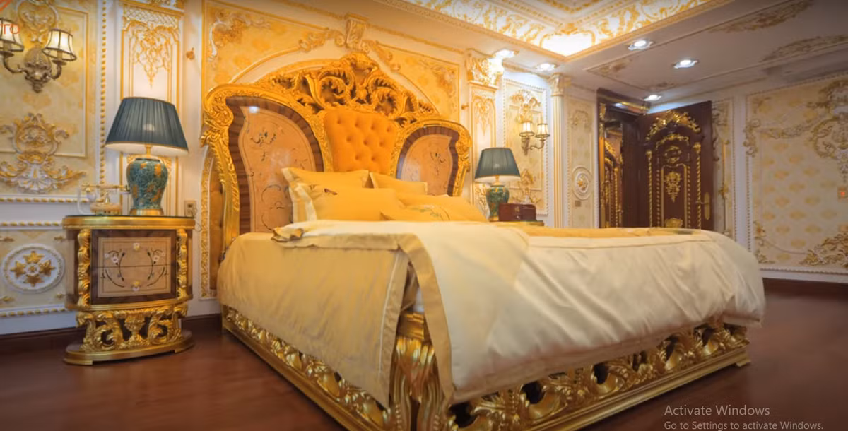 Phòng ngủ master trên tầng 2 có tông màu vàng giống như trong cung điện. Nội thất phòng ngủ ước tính lên tới 2,4 tỷ đồng, tương đương một căn hộ chung cư. Nguồn ảnh; chụp màn hình NhaTo