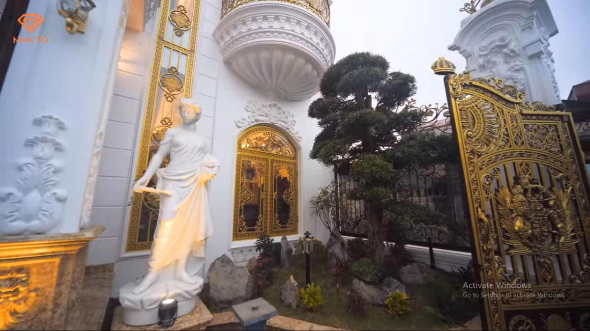 Trong khuôn viên sân vườn có nhiều bức tượng đá mang đậm phong cách châu Âu.