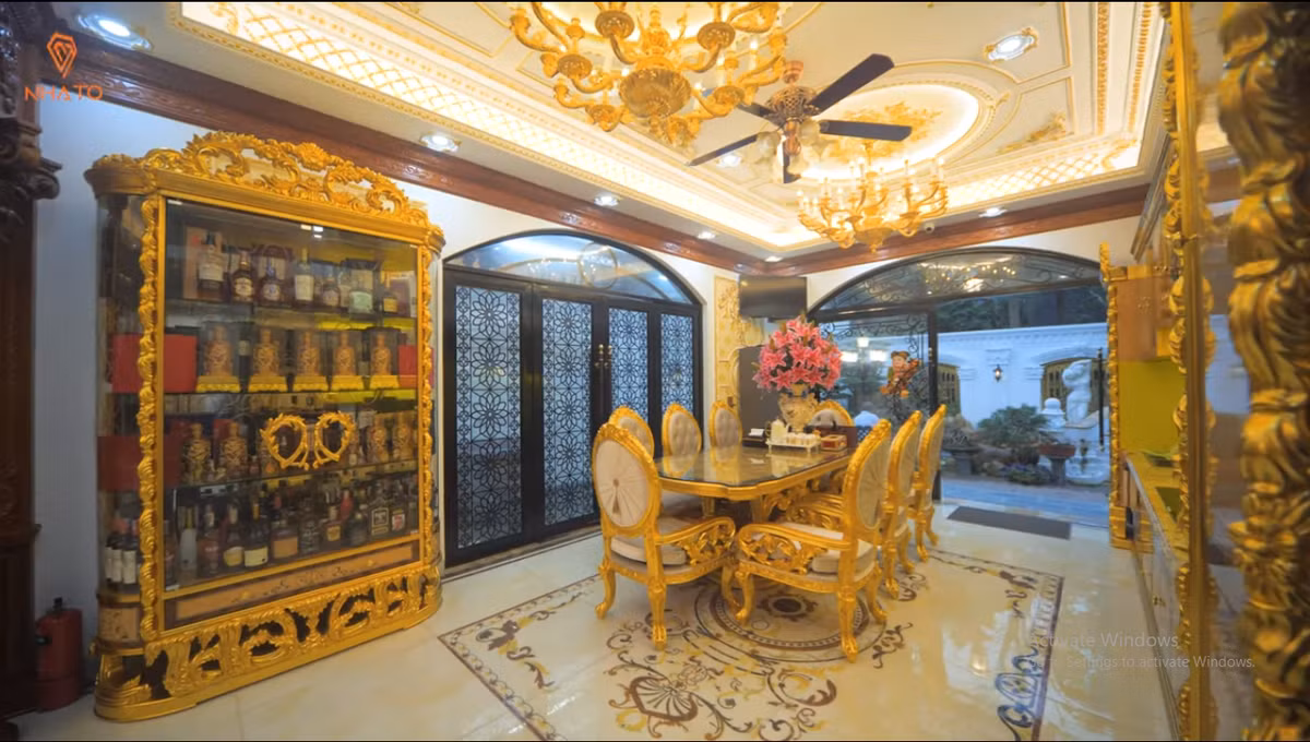 Phòng ăn sang trọng với gam màu vàng bắt mắt.