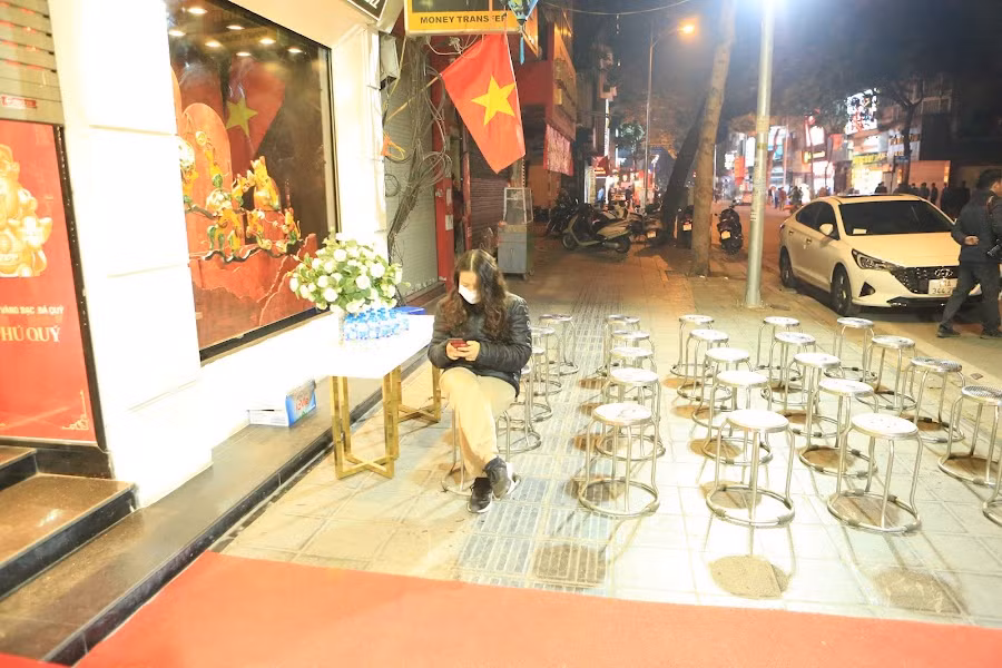 Chị Hảo cho biết, chị khá bất ngờ vì năm nay lượng khách tới mua vàng ít hơn mọi năm. "Năm nay vì thời tiết đẹp lên tôi đi muộn hơn mọi năm, tôi hơi bất ngờ vì năm nay mọi người không tập trung đông như mọi khi", chị Hảo cho biết và chia sẻ năm nay chị chỉ mua khoảng 2-3 chỉ vàng.