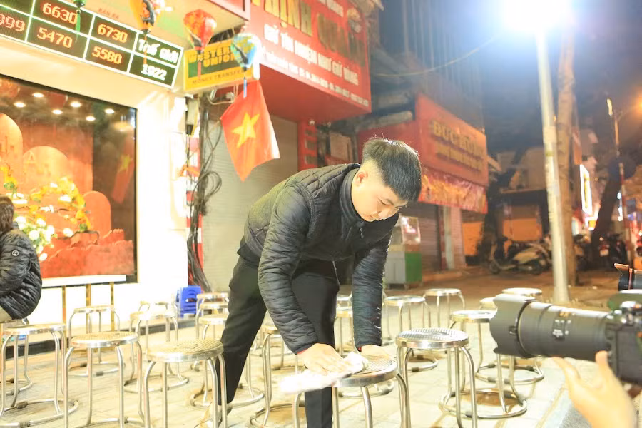 Nhiều người dân đặc biệt là những người làm kinh doanh quan niệm mua vàng trong ngày Vía Thần Tài (10/10) sẽ đem lại may mắn và tài lộc trong cả năm. Chính vì nhu cầu mua lấy may nên đa số không quan tâm tới giá cả.