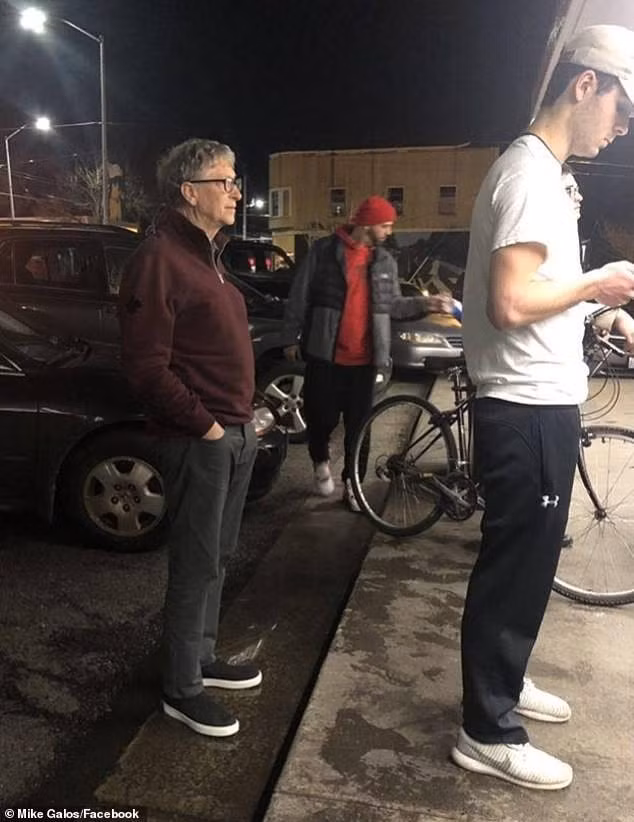 Là một trong những tỷ phú giàu nhất thế giới với khối tài sản 106 tỷ USD, Bill Gates vẫn xếp hàng mua đồ ăn nhanh với giá khoảng 8 USD như bao người khác. Ảnh: TheSun