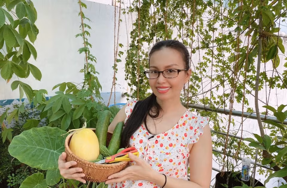Là người yêu thích trồng trọt nên Cẩm Ly thiết kế một vườn rau trên sân thượng để thỏa sức trồng trọt, phục vụ bữa ăn cho gia đình.