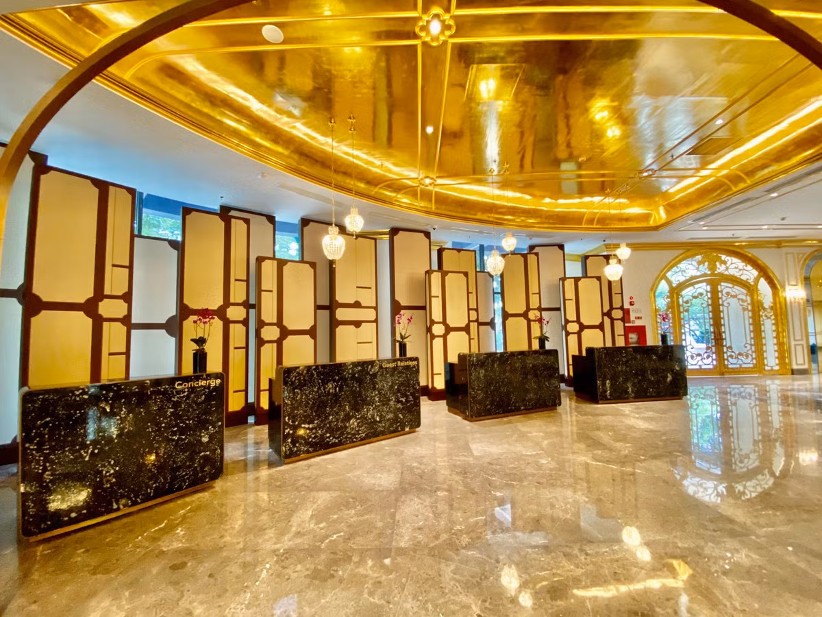 Toàn bộ gạch ốp bên ngoài, cửa sảnh, cửa thang máy, nội thất... trong khách sạn đều được phủ vàng.