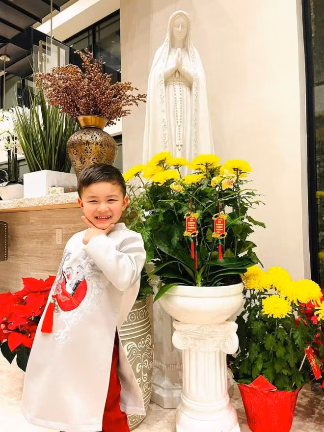 Dù sinh sống ở Mỹ nhưng Thủy Tiên vẫn giữ thói quen trang trí nhà cửa đón Tết Nguyên đán. Nguồn ảnh: FBNV