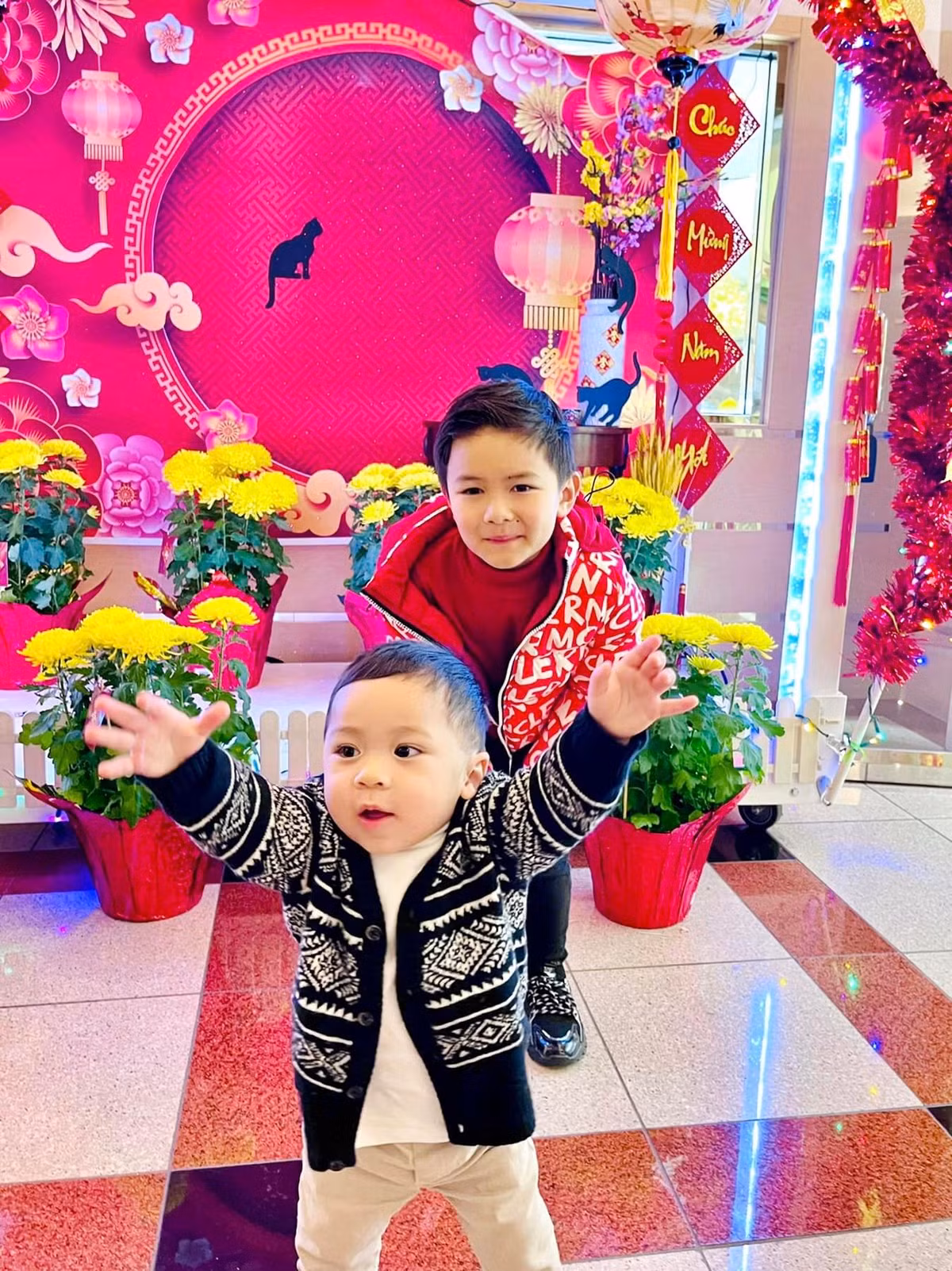 Dù rất bận nhưng vào các dịp đặc biệt, Thuỷ Tiên và con trai vẫn dành thời gian trang trí nhà cửa để tận hưởng không khí của ngày lễ.