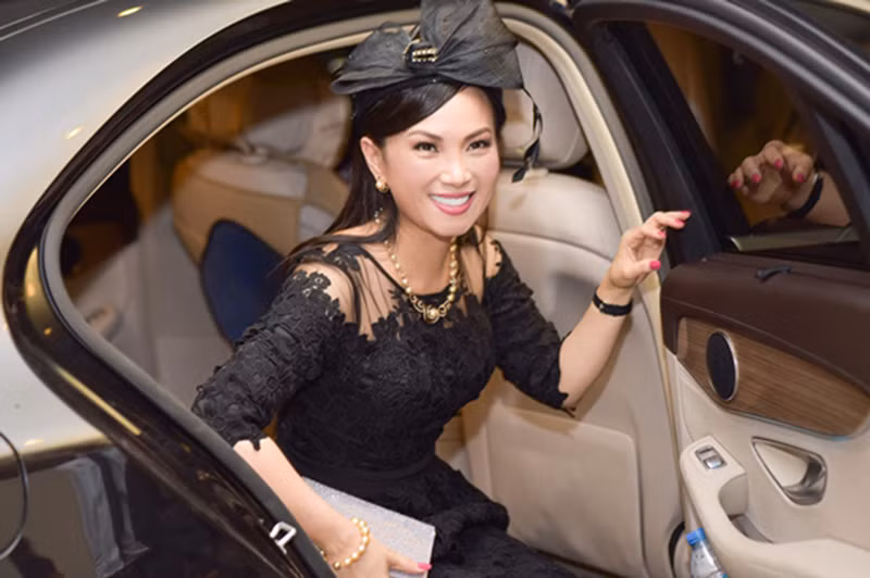 Chưa hết, vợ tỷ phú Chính Chu thường ít khi diện hàng hiệu đắt tiền nhưng đã dùng thì đều là sản phẩm đẳng cấp. Trong ảnh là trang sức ngọc trai có giá 1,2 tỷ đồng được Hà Phương diện trong một sự kiện. Ảnh: Dân Việt