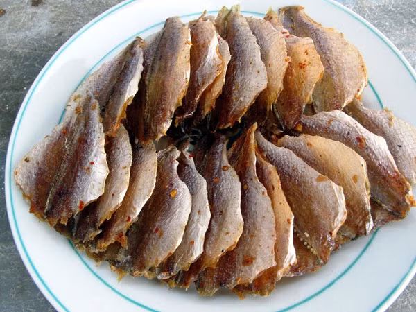 Cá đù (còn có tên gọi khác cá lù đù hay cá lanh) sống ở nước lợ và nước mặn, tập trung nhiều ở vùng biển các tỉnh Tây Nam Bộ. Xưa kia, loại cá này bị "làm ngơ", giá rẻ bèo. Ảnh: Dân Việt