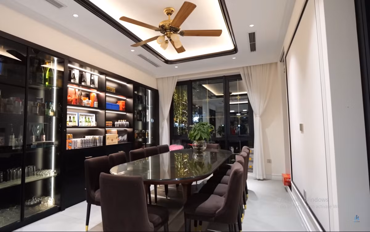 Bàn ăn lớn đủ chỗ cho 12 người.
