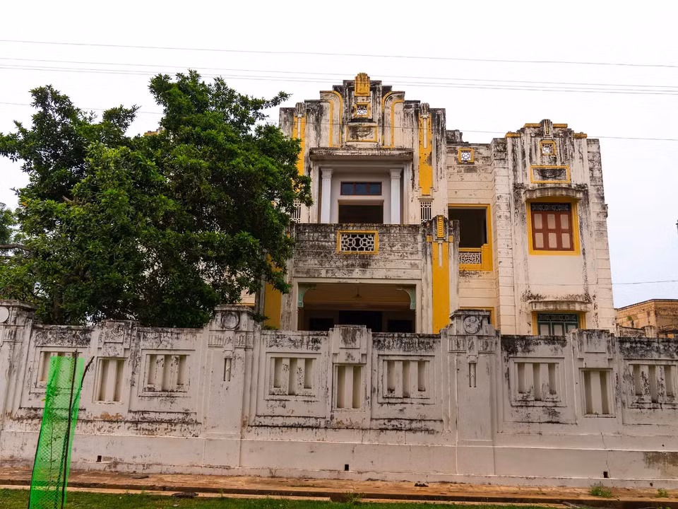 Đây không phải là chi phí một lần, những tòa nhà này cần được bảo trì và sửa chữa thường xuyên. Ảnh: Corbis.