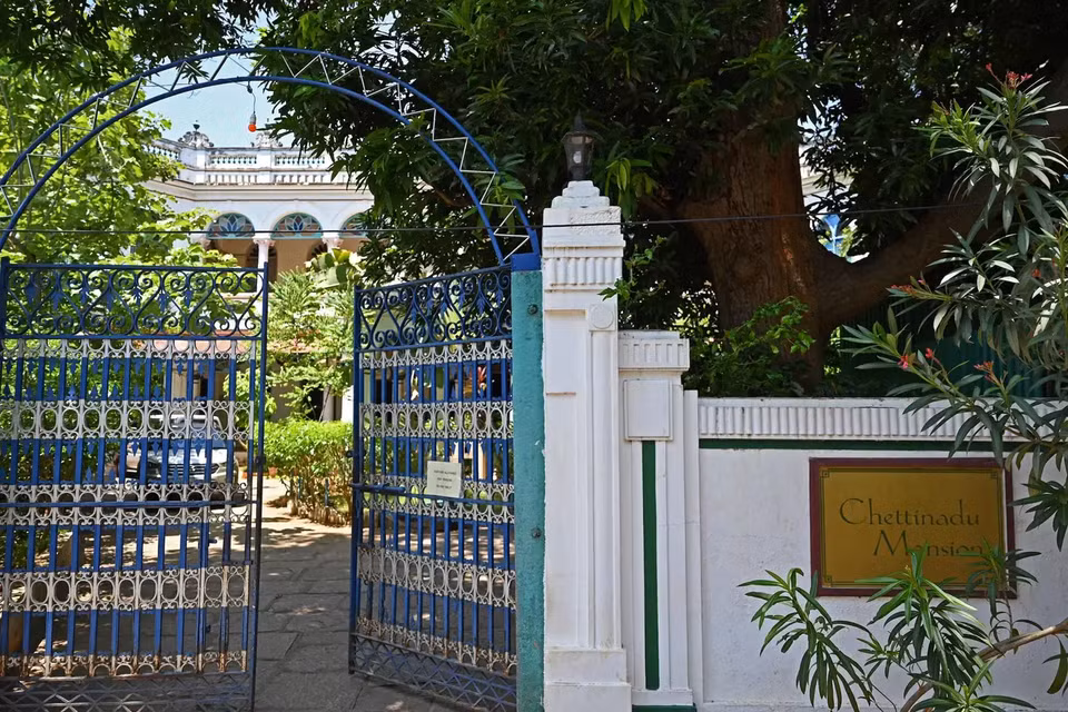 Nhiều căn biệt thự nguy nga giờ đã đổ nát và cây cối mọc um tùm. Ảnh: Arun Sankar