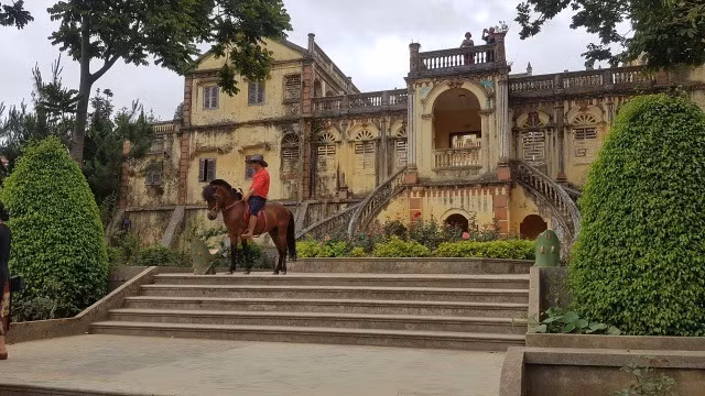 Hoàng A Tưởng là con trai của Hoàng Yến Tchao nên được ông giao quyền sử dụng ngôi nhà xa hoa, quyền lực này ở xứ Bắc Hà. Hoàng Yến Tchao và Hoàng A Tưởng là người Tày nhưng cai trị ở địa phương có trên 80% dân số là dân tộc Mông nên được mệnh danh là “vua Mèo”. Ảnh: Dân trí