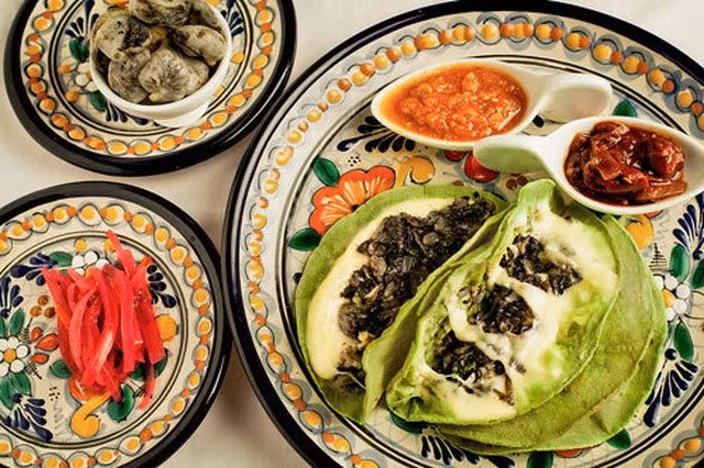 Những hạt ngô mốc khiến chúng ta có xu hướng vứt bỏ song với người dân Mexico đây lại là nguyên liệu quan trọng cho các món ăn của họ. Ảnh: Getty