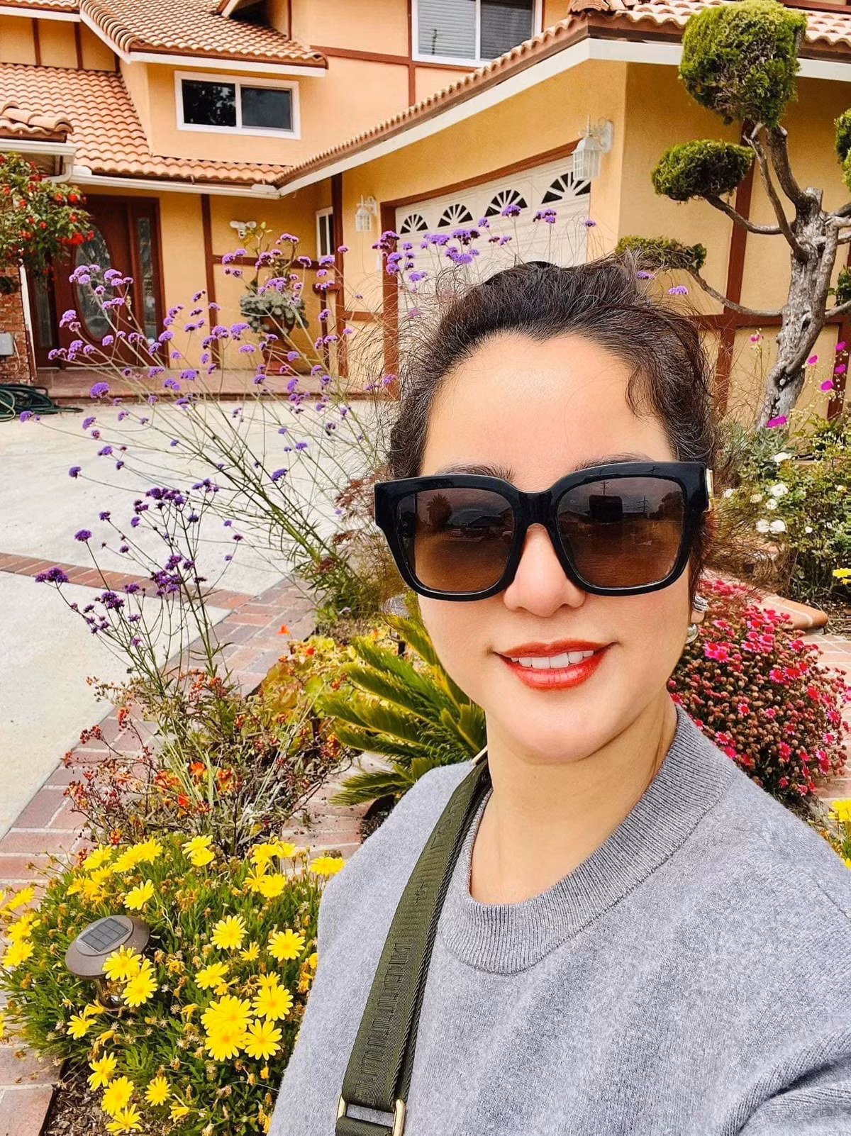 Ngay ngat vuon hoa ruc ro trong biet thu cua Thuy Nga o My