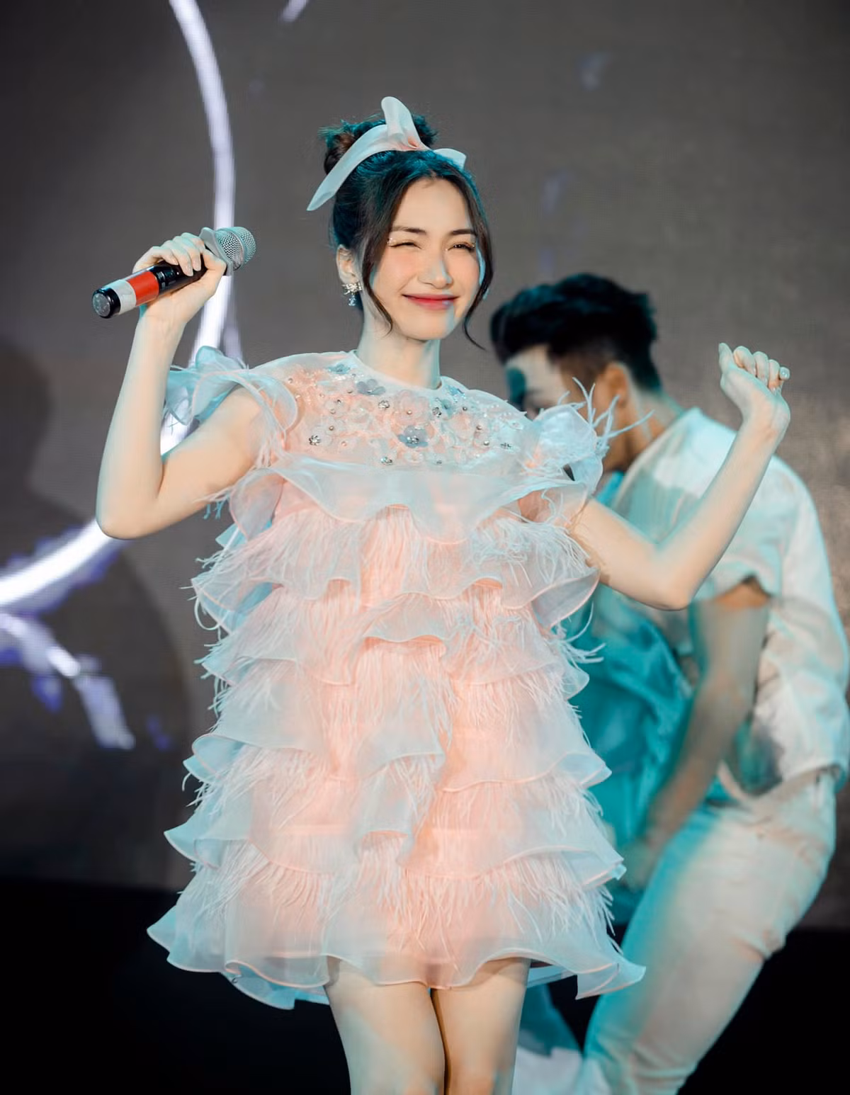 Khi được hỏi về mục đích làm việc cật lực, Hòa Minzy cho biết: "Khi Hòa kiếm được nhiều tiền hơn so với ngày xưa thì Hòa làm được nhiều chuyện, và các việc làm có ích cho xã hội. Hòa có thể báo hiếu bố mẹ, chăm sóc con cái..." Ảnh: FBNV