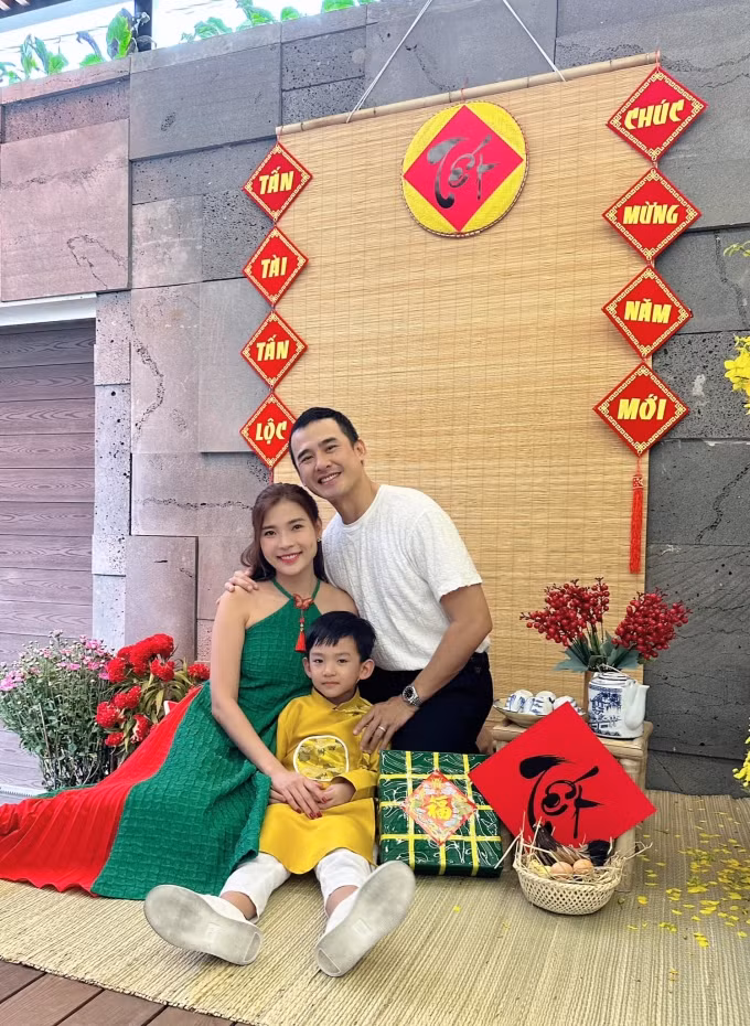 Trước đó, dịp Tết 2023 vừa qua, vợ chồng Thúy Diễm - Lương Thế Thành hạnh phúc khi đón cái Tết đầu tiên ở căn biệt thự rộng 200 m2 mới xây ở thành phố Thủ Đức.
