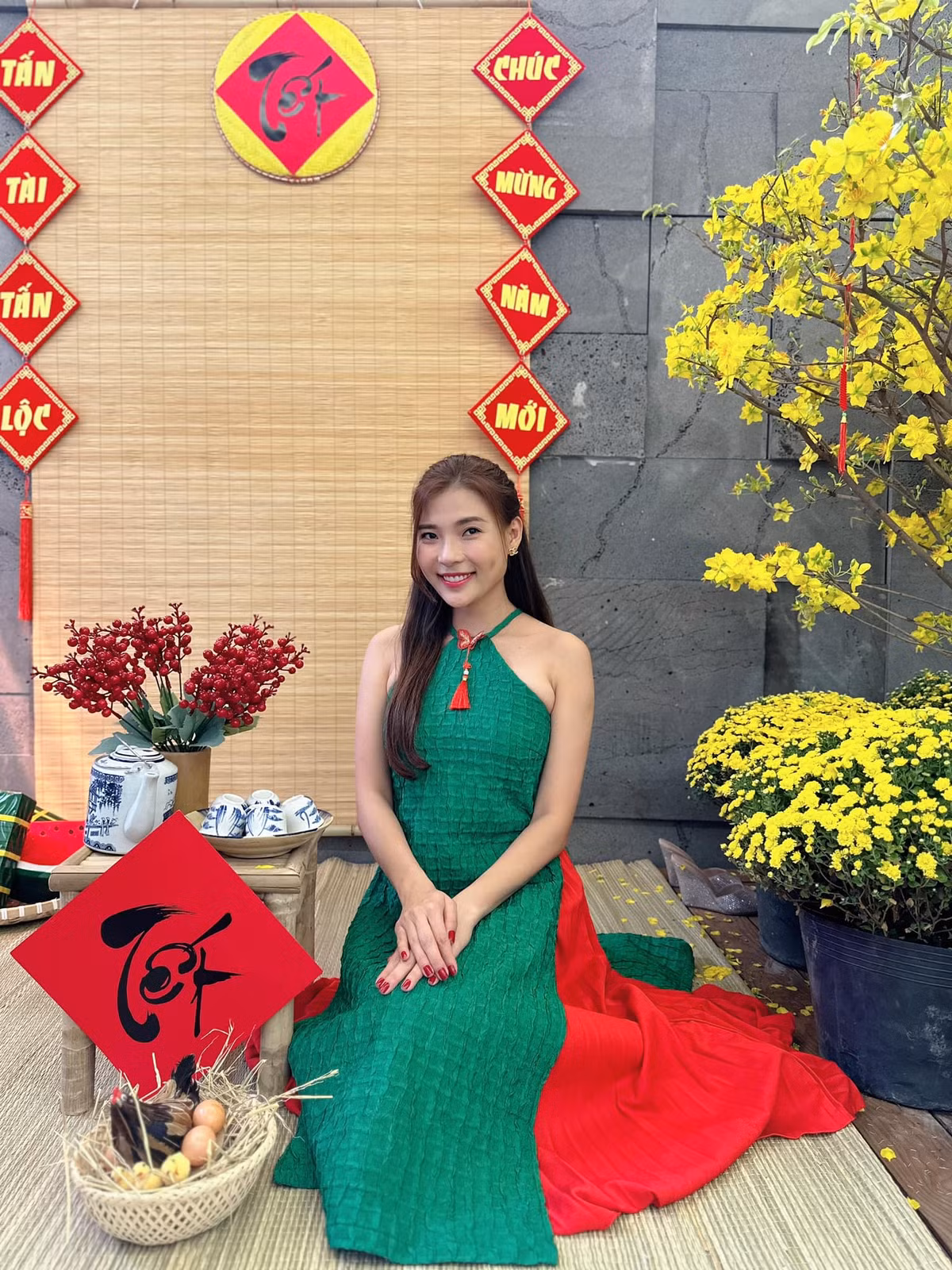 Năm đầu tiên ở nhà mới, Lương Thế Thành - Thúy Diễm đầu tư background chủ đề Tết để chụp ảnh.