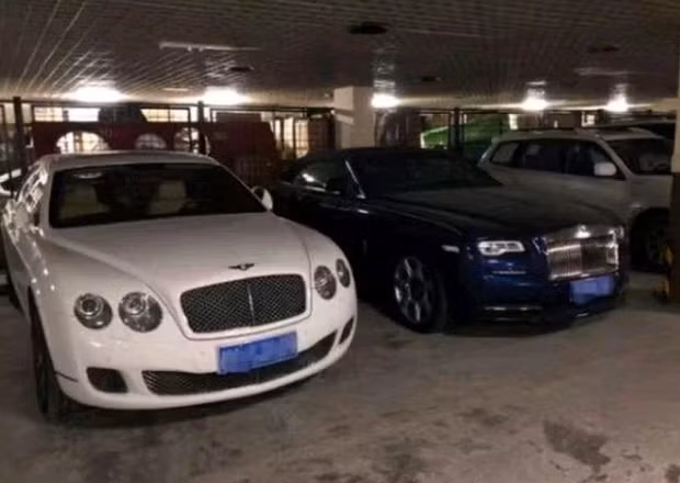 Bên cạnh đó, biệt thự của Phùng Bình lúc nào cũng chứa hàng chục chiếc xe hơi đắt tiền, mang tên các thương hiệu lớn như Rolls-Royce, Ferrari, Lamborghini.