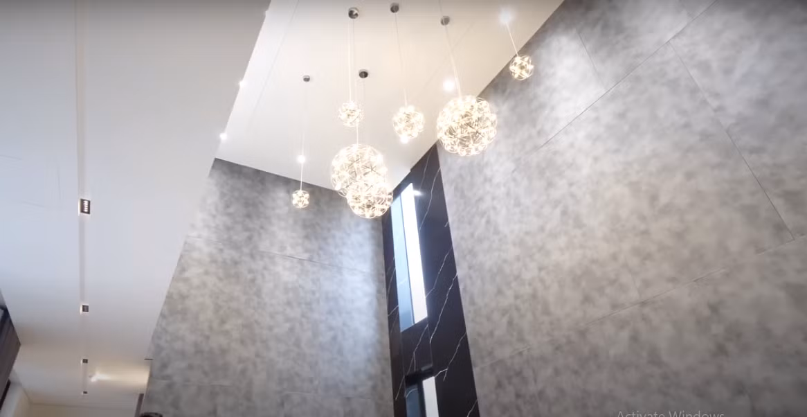 Phía trên phòng khách được trang trí bằng bộ đèn chùm hình quả cầu lấp lánh tựa như bầu trời đêm.
