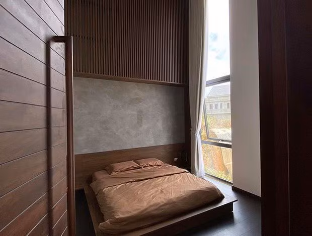 Ngoài phòng ngủ, phòng khách, phòng ăn, căn nhà còn có cả bể bơi trên tầng thượng. Ảnh: FBNV