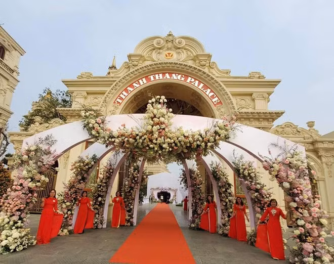 Chú rể trong đám cưới là con trai của ông Đỗ Văn Tiến - một đại gia nổi tiếng trong lĩnh vực xây dựng. Ảnh: Facebook
